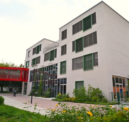 Neubau von Südwesten mit Brücke