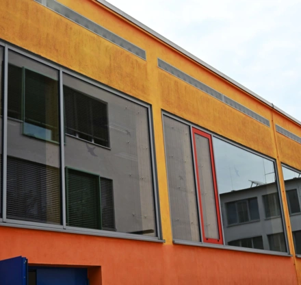 Turnhalle Spiegelung in Scheibe