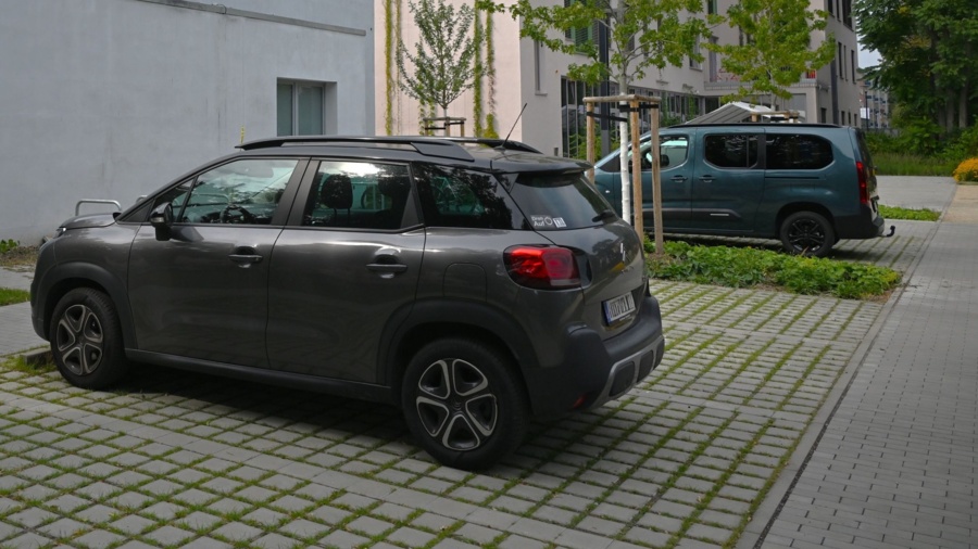 Parkplatz vor Turnhalle und Neubau